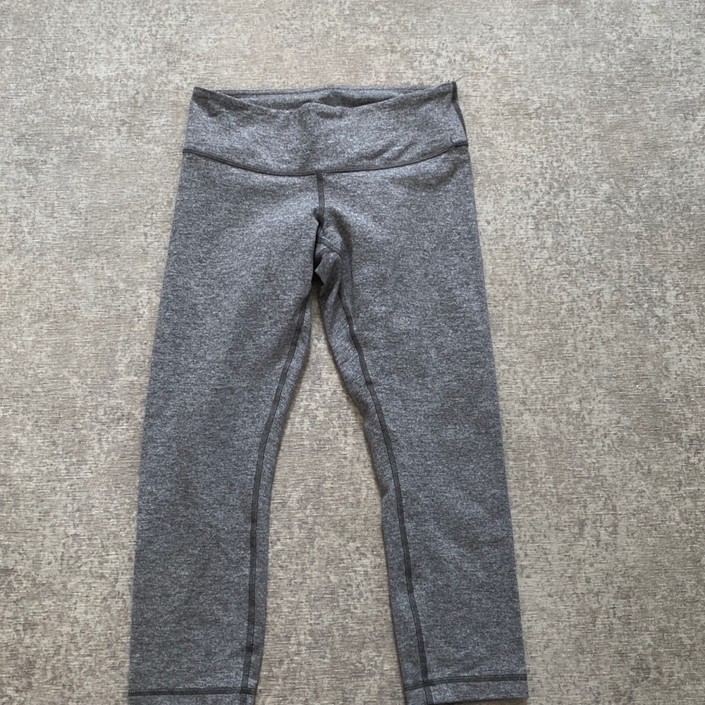 LIKE NEW Lululemon grey crop Wunder Unders